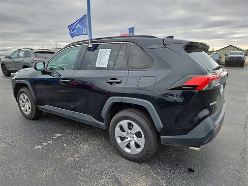 Used 2021 Toyota RAV4 LE image 3