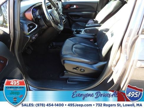 Used 2020 Chrysler Pacifica Touring-L image 18