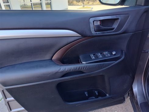 Used 2014 Toyota Highlander LE image 21