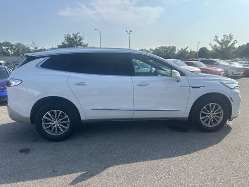 Used 2024 Buick Enclave Essence AWD/4WD image 3