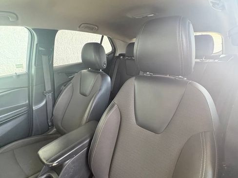 Used 2021 Buick Encore GX Select w/ Sport Touring Package FWD image 2