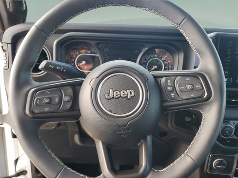 Used 2025 Jeep Wrangler Unlimited Rubicon w/ Convenience Group image 19