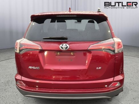 Used 2018 Toyota RAV4 LE FWD image 9