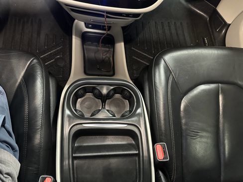 Used 2017 Chrysler Pacifica Touring-L image 23