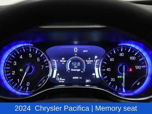 Used 2024 Chrysler Pacifica Touring-L image 11