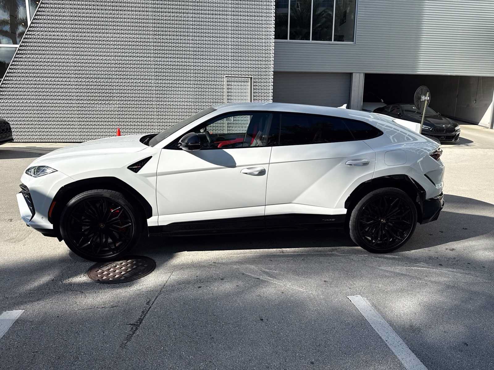Used 2025 Lamborghini Urus SE AWD/4WD image 2