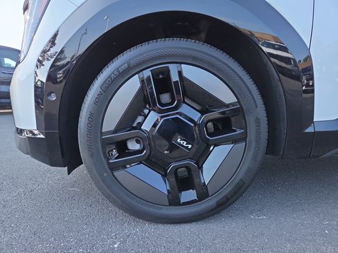 Certified 2024 Kia EV9 GT-Line AWD/4WD image 11