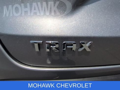 Used 2025 Chevrolet Trax LT w/ LT Convenience Package FWD image 32