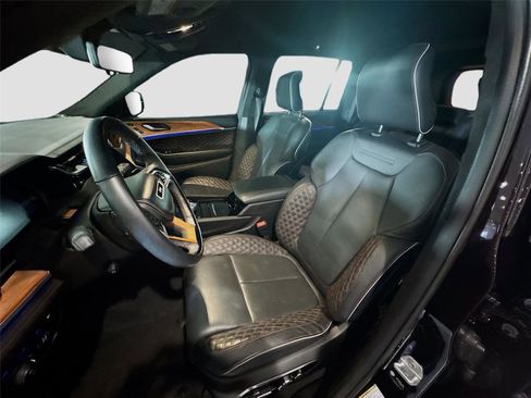 Used 2022 Jeep Grand Cherokee Summit image 2