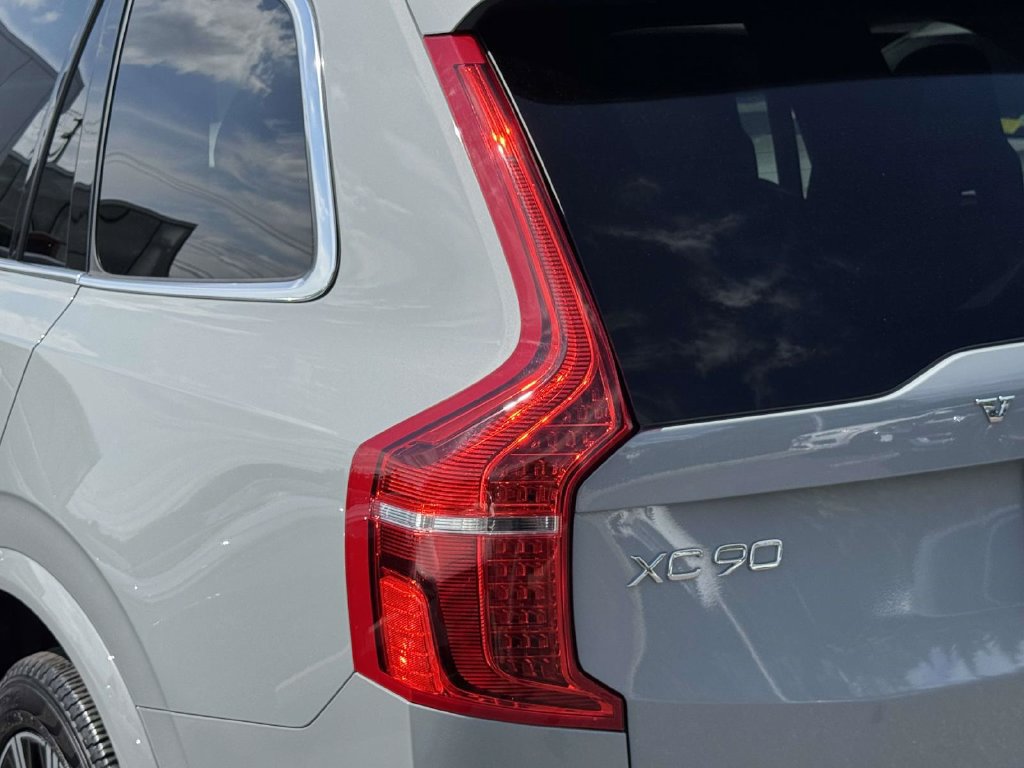 Certified 2025 Volvo XC90 B5 Core AWD/4WD image 8