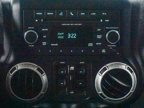 Used 2016 Jeep Wrangler Unlimited Rubicon w/ Connectivity Group image 17