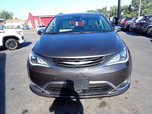 Used 2018 Chrysler Pacifica Limited w/ Advanced Safetytec Group FWD image 2