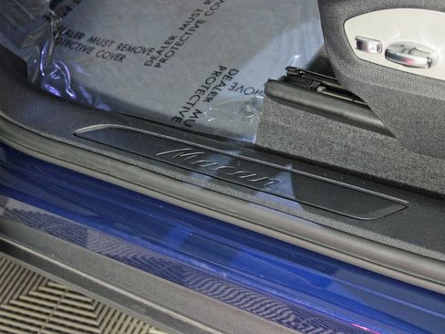 Used 2022 Porsche Macan w/ Premium Package Plus image 18