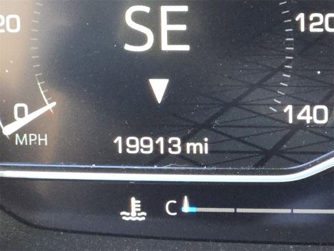 Used 2024 GMC Yukon SLT w/ SLT Luxury Package image 29