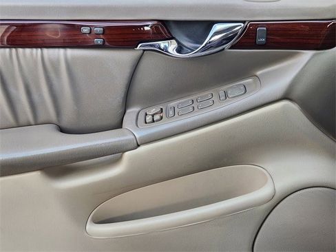 Used 2005 Cadillac De Ville DHS w/ Equipment Group image 18