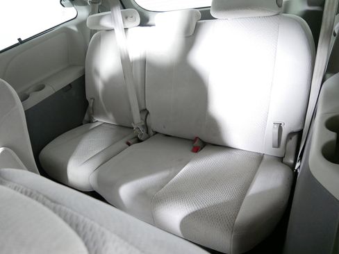 Used 2012 Toyota Sienna LE image 33