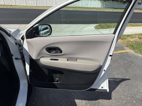 Used 2016 Honda HR-V LX image 9