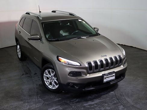 Used 2018 Jeep Cherokee Latitude Plus w/ Cold Weather Group image 7