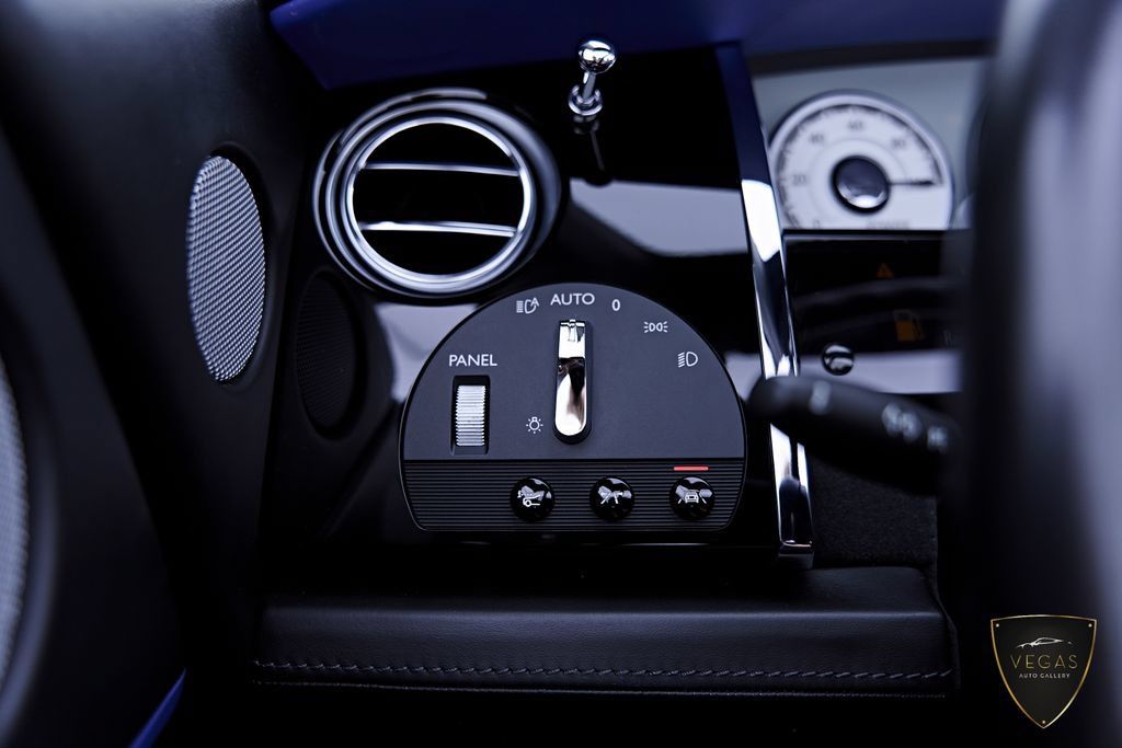 Used 2019 Rolls-Royce Dawn RWD image 73