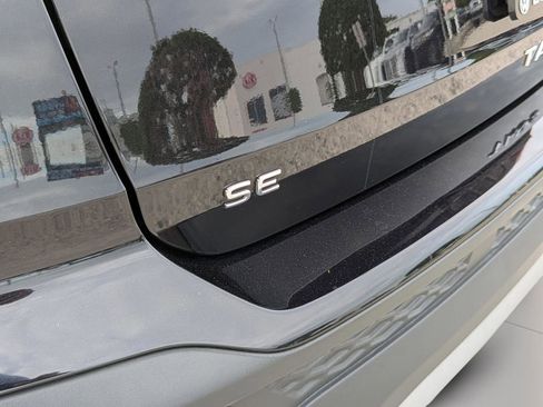 Used 2022 Volkswagen Taos SE w/ Panoramic Sunroof Package FWD image 9