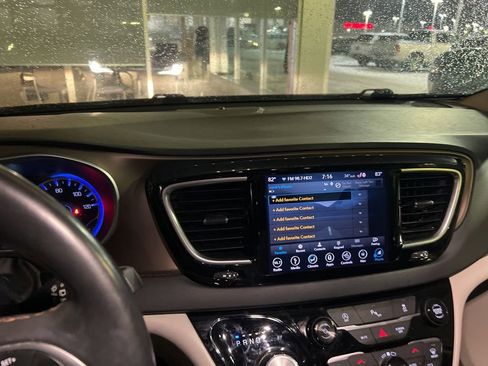 Used 2018 Chrysler Pacifica Touring-L Plus w/ Tire & Wheel Group image 10