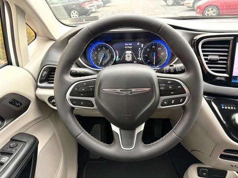 Used 2024 Chrysler Pacifica Touring-L image 16