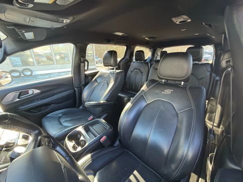 Used 2019 Chrysler Pacifica Touring-L w/ S Appearance Package image 34