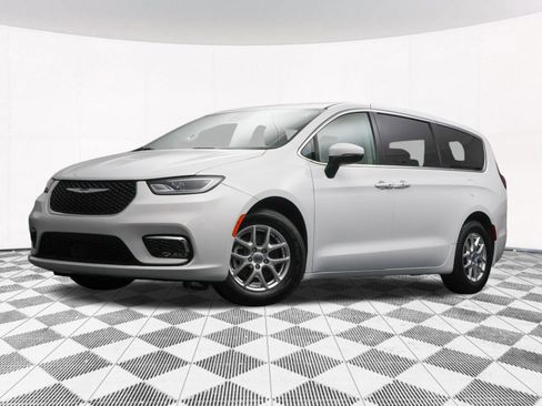 Used 2023 Chrysler Pacifica Touring-L FWD image 2