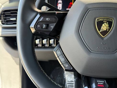 Used 2021 Lamborghini Huracan EVO RWD image 30