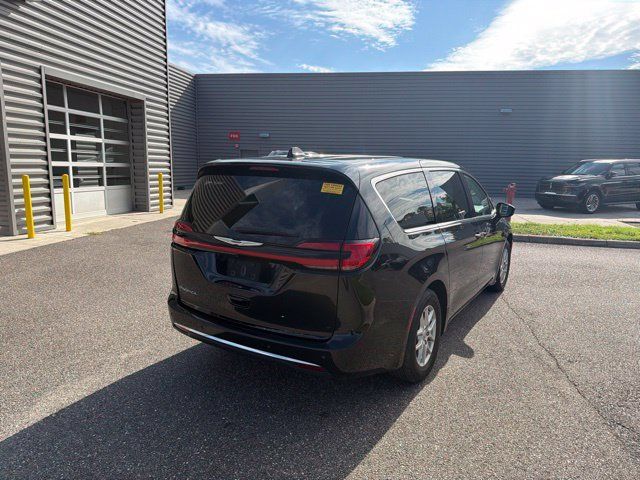 Used 2024 Chrysler Pacifica Touring-L FWD image 7