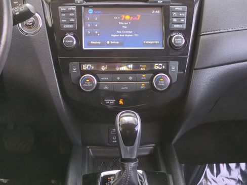 Used 2017 Nissan Rogue SV w/ SV Premium Package AWD/4WD image 27