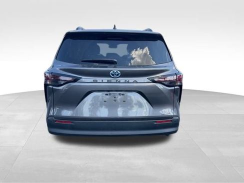 Used 2024 Toyota Sienna XLE image 6