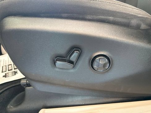 Used 2019 Chrysler Pacifica Touring Plus w/ Tire & Wheel Group FWD image 22