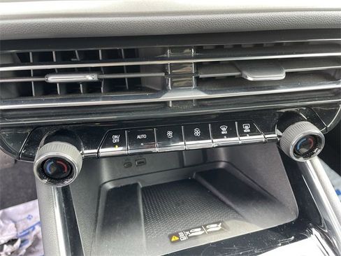 Used 2025 Chevrolet Traverse LT image 18