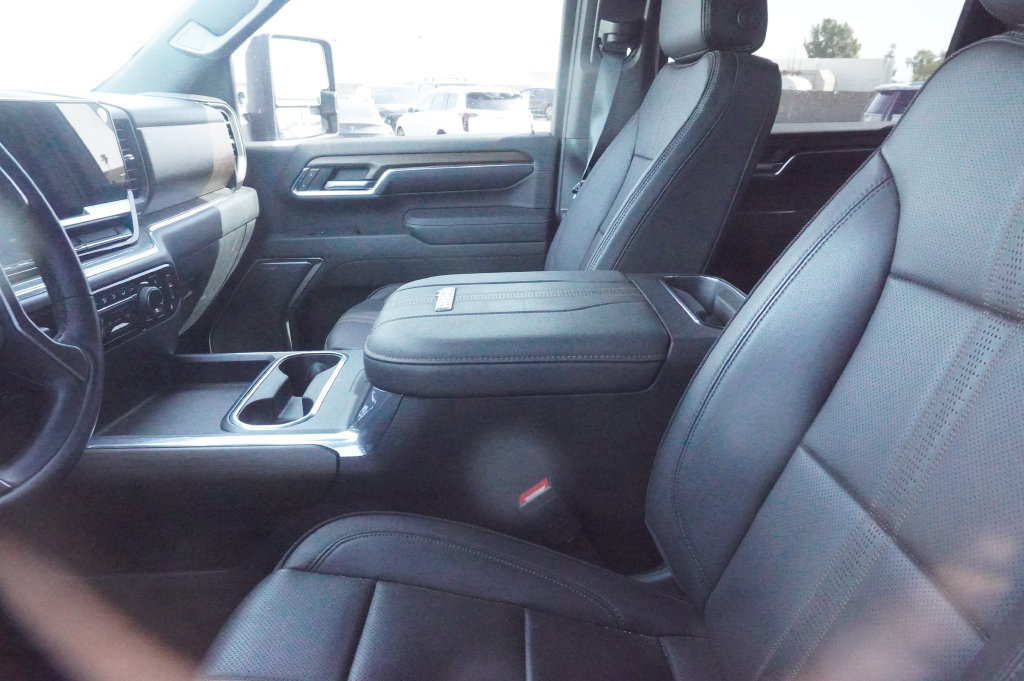 Used 2024 Chevrolet Silverado 3500 High Country w/ High Country Premium Package AWD/4WD image 9