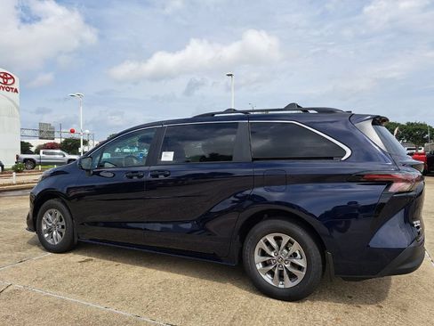 New 2026 Toyota Sienna LE FWD image 6