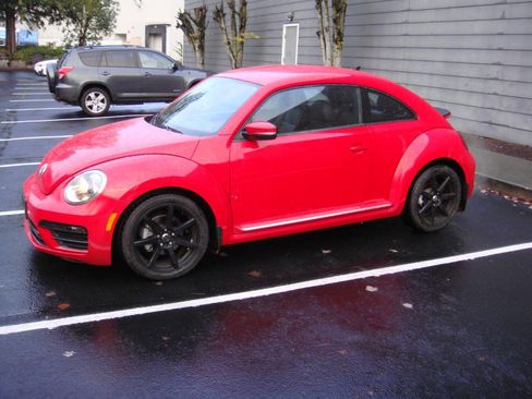 Used 2018 Volkswagen Beetle 2.0T S image 1