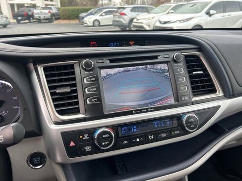 Used 2018 Toyota Highlander XLE image 24