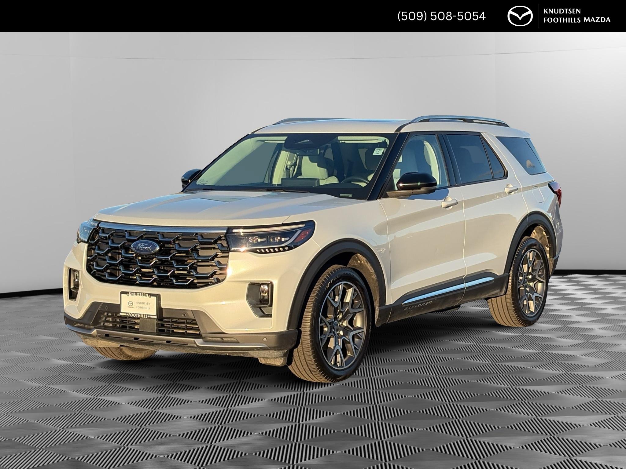Used 2025 Ford Explorer Platinum w/ Ultimate Package AWD/4WD image 3