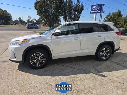 Used 2018 Toyota Highlander LE image 2