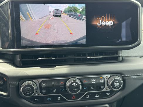 Used 2025 Jeep Wrangler Unlimited Sahara w/ Safety Group AWD/4WD image 27