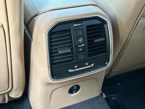 Certified 2025 Porsche Macan AWD/4WD image 14