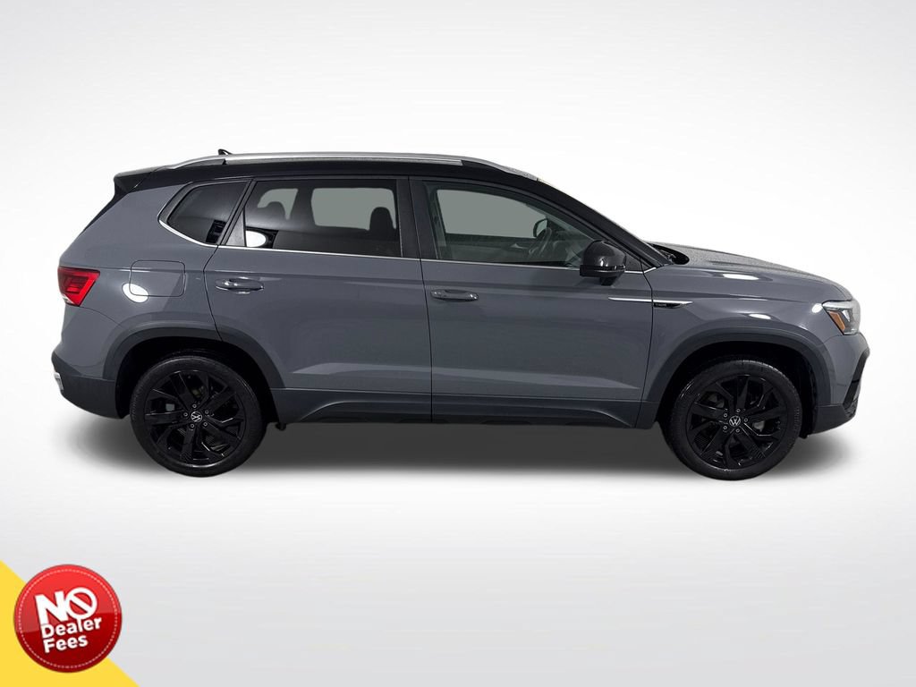 Used 2024 Volkswagen Taos SE w/ Panoramic Sunroof Package FWD image 2
