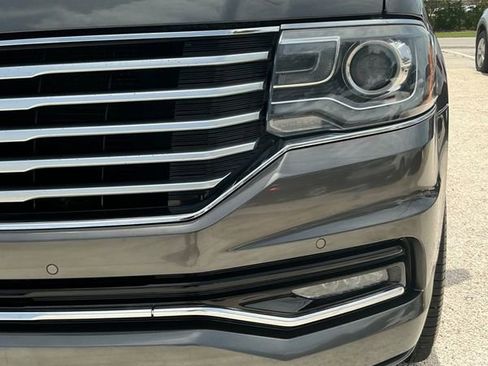Used 2017 Lincoln Navigator Reserve image 12