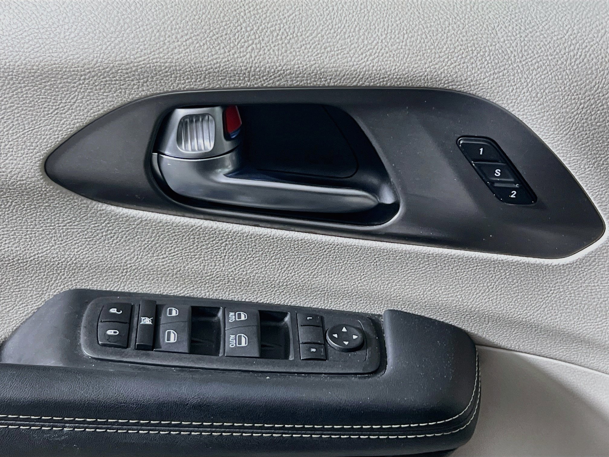 Used 2023 Chrysler Pacifica Touring-L FWD image 16