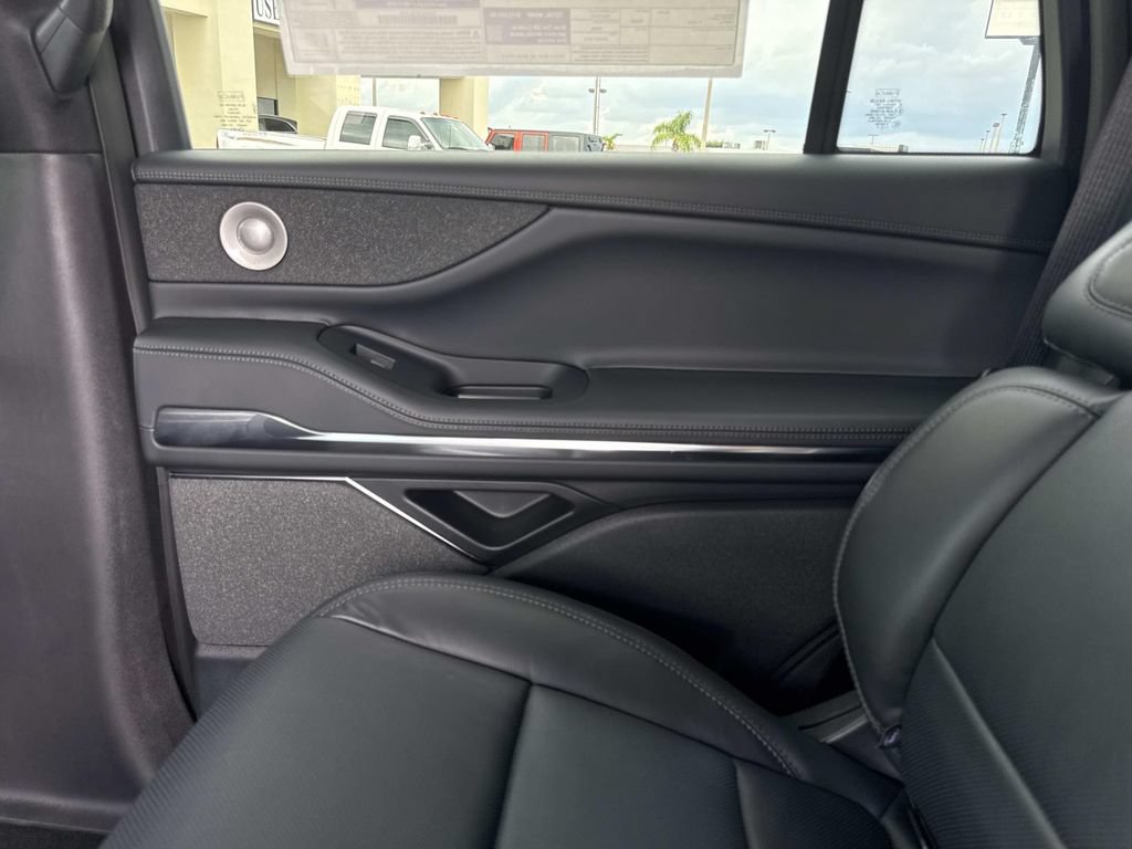 New 2026 Lincoln Navigator Reserve w/ Jet Appearance Package AWD/4WD image 16