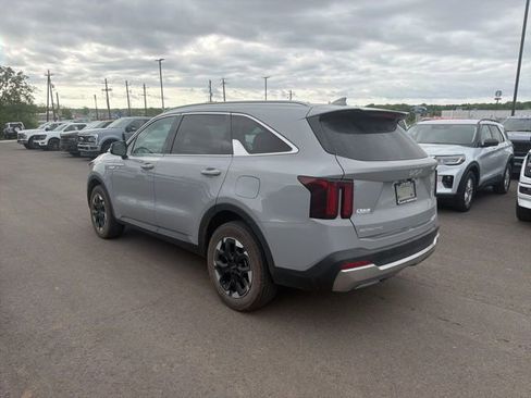 Used 2024 Kia Sorento S image 2