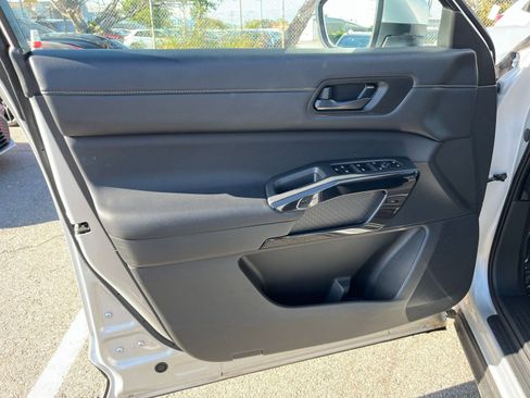 Used 2025 Nissan Pathfinder SV image 18