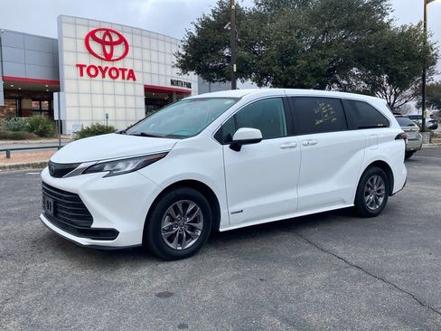 Used 2021 Toyota Sienna LE image 1
