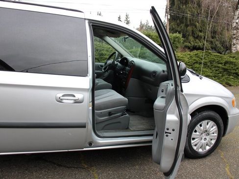 Used 2006 Chrysler Town & Country w/ Popular Equipment Group I image 13